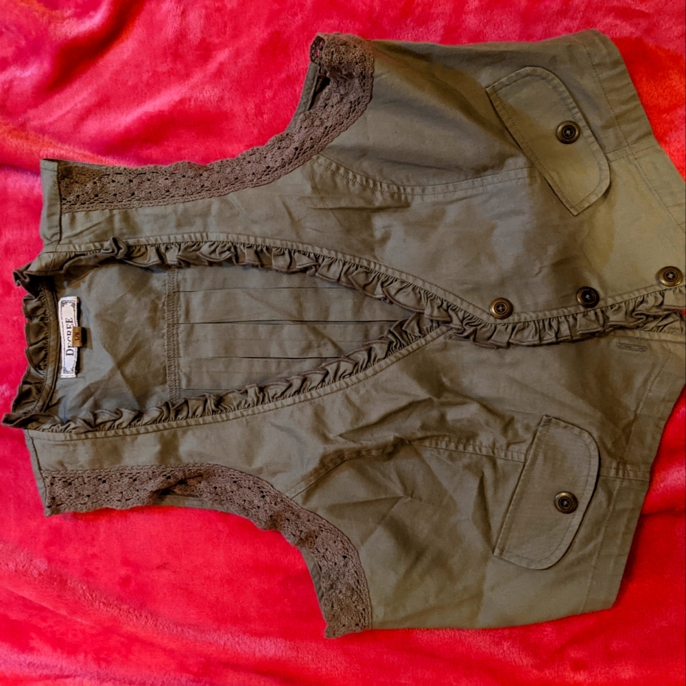 Decree Light Button Vest in Olive Green